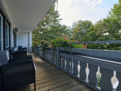 Zur Suite im Hotel Bannwaldsee gehört ein großer Balkon.