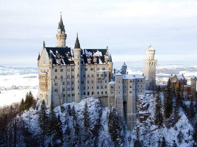 Besonders eindrucksvoll und romantisch erhebt sich das Märchenschloss von König Ludwig im Winter über das Allgäu.