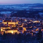 das beleuchtete Füssen zur blauen Stunde in der Winterzeit.