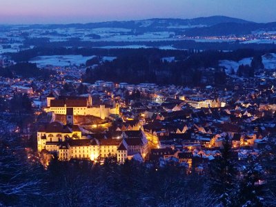 das beleuchtete Füssen zur blauen Stunde in der Winterzeit.