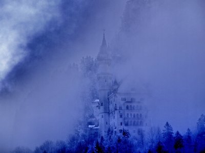 Märchenhaft mystisch liegt das Schloss Neuschwanstein im Nebel.