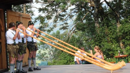 Die Alphörner gehören ins Allgäu und die Schweiz.