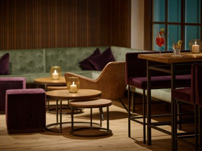 Ob an der Theke, auf einem der gemütlichen Sessel oder am Tisch. Die Bannwaldsee-Bar hat für jeden den richtigen Platz.