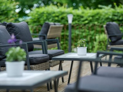 Auf der Terrasse gibt es verschiedene sonnige und schattige Plätzchen zum Genießen.