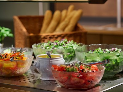 Bunt und frisch lädt das Salatbuffet im Restaurant des Hotel Bannwaldsee auf ein paar Vitamine ein.