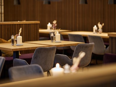 In schlichter Eleganz lädt das neue Restaurant im Hotel Bannwaldsee ein zum Genießen.