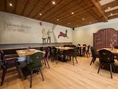 Extravagant und charmant präsentiert sich die Künstlerstube im neuen Hotel-Restaurant Bannwaldsee.