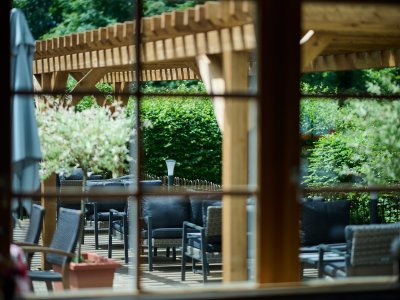 Von der Künstlerstube sieht man direkt auf die Sonnenterrasse des Hotels.