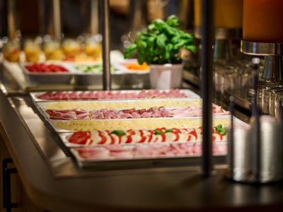 Das Frühstücksbuffet im Hotel Bannwaldsee ist bunt und frisch.