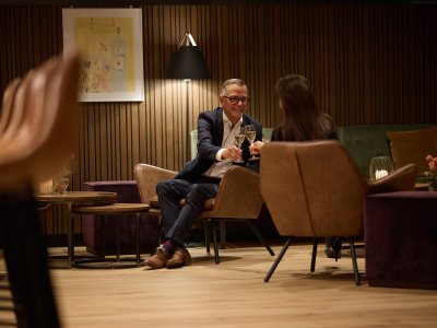 Die neue Hotelbar bietet verschiedene Sitzmöglichkeiten an der Theke oder in der Lounge.