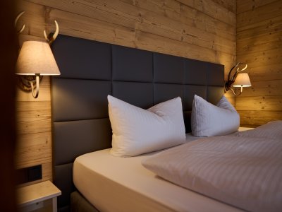 Das neue alpin-moderne Doppelzimmer mit neuem Bett.