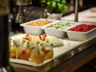 Frische gesunde Produkte machen das Frühstücksbuffet im Hotel Bannwaldsee bunt.