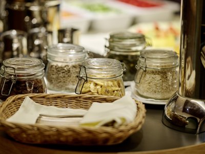 Müslis und Trockenfrüchte dürfen beim Frühstücksbuffet im 4-Sterne Hotel nicht fehlen.