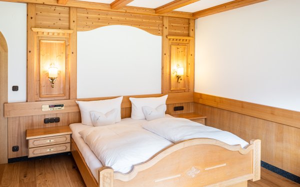 Gemütliches Bett im geräumigen DZ