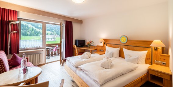 In dieser Oberstdorf Unterkunft genießen Sie den Blick in die Natur direkt vom Zimmer aus – ein stiller Rückzugsort für erholsame Nächte.