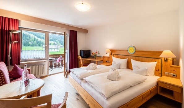Blick ins DZ mit Balkon und Aussicht ins Stillachtal
