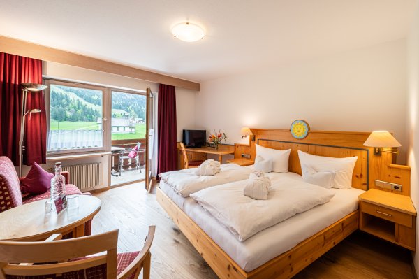 In dieser Oberstdorf Unterkunft genießen Sie den Blick in die Natur direkt vom Zimmer aus – ein stiller Rückzugsort für erholsame Nächte.