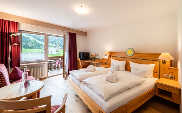 Zimmer mit Bergblick in Ihrer Oberstdorf Unterkunft In dieser Oberstdorf Unterkunft genießen Sie den Blick in die Natur direkt vom Zimmer aus – ein stiller Rückzugsort für erholsame Nächte.