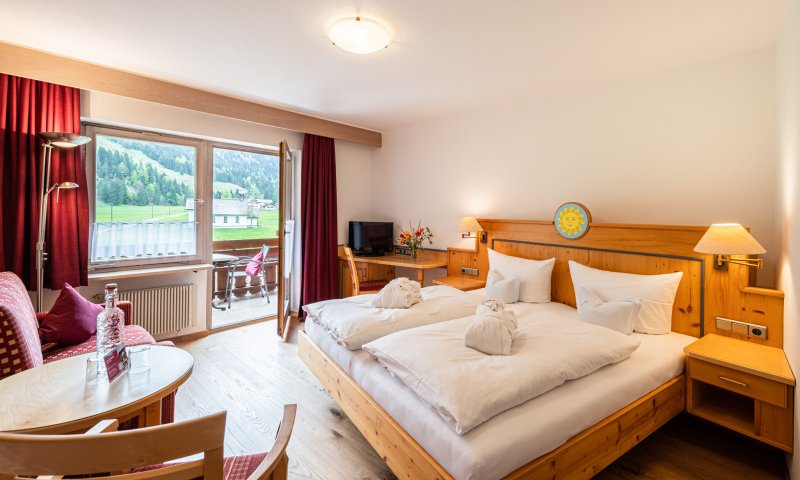 In dieser Oberstdorf Unterkunft genießen Sie den Blick in die Natur direkt vom Zimmer aus – ein stiller Rückzugsort für erholsame Nächte.