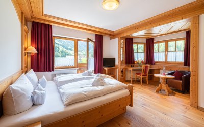Leuten, die schon alles haben, schenkt man am besten Zeit. Und wie geht das besser als mit einem Hotelgutschein für einen Aufenthalt in der Birgsau mitten in den Bergen.