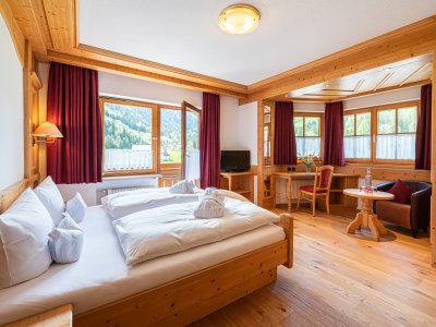 Leuten, die schon alles haben, schenkt man am besten Zeit. Und wie geht das besser als mit einem Hotelgutschein für einen Aufenthalt in der Birgsau mitten in den Bergen.