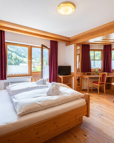 Leuten, die schon alles haben, schenkt man am besten Zeit. Und wie geht das besser als mit einem Hotelgutschein für einen Aufenthalt in der Birgsau mitten in den Bergen.