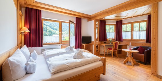 Leuten, die schon alles haben, schenkt man am besten Zeit. Und wie geht das besser als mit einem Hotelgutschein für einen Aufenthalt in der Birgsau mitten in den Bergen.
