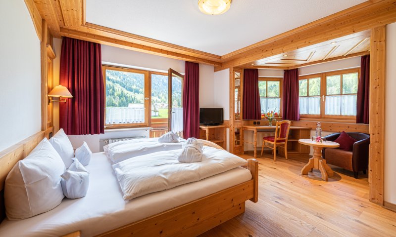 Leuten, die schon alles haben, schenkt man am besten Zeit. Und wie geht das besser als mit einem Hotelgutschein für einen Aufenthalt in der Birgsau mitten in den Bergen.