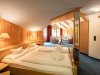 Großes kuscheliges Doppelbett in der Junior Suite Mädelegabel