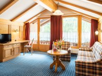 Wohnbereich mit großem Balkon in der Junior Suite Mädelegabel