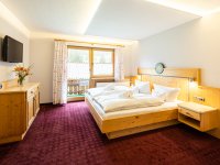 Freundlicher gemütlicher Schlafbereich in der Junior Suite Mädelegabel