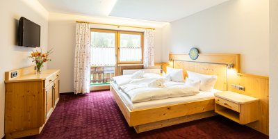 Freundlicher gemütlicher Schlafbereich in der Junior Suite