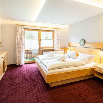 Freundlicher gemütlicher Schlafbereich in der Junior Suite