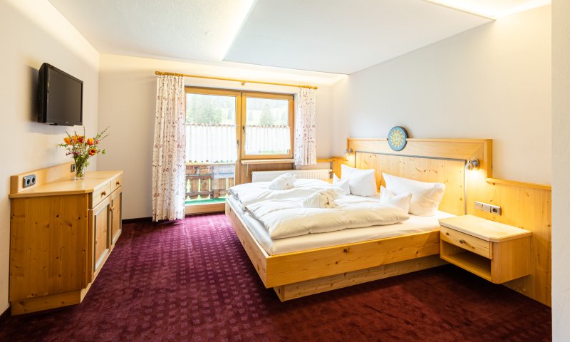 Freundlicher gemütlicher Schlafbereich in der Junior Suite