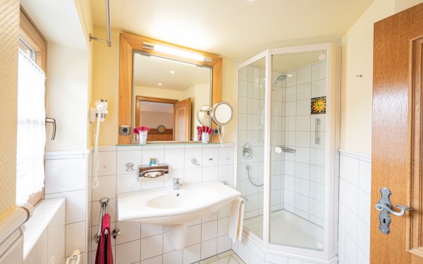 Helles freundliches Badezimmer im DZ
