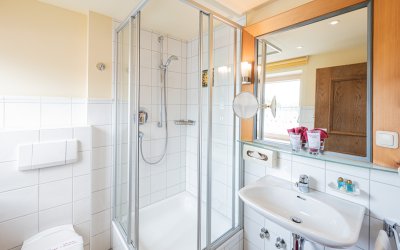 Helles Badezimmer im DZ