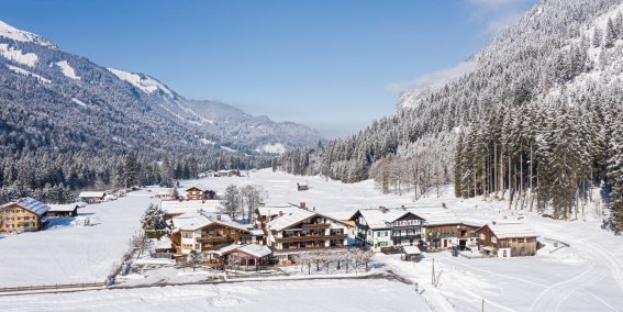 Mitten in den verschneiten Bergen, in herrlicher Alleinlage, ist die Birgsau die ideale Location für Ihre Weihnachtsfeier im Allgäu.