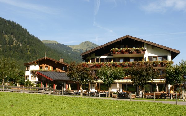 Wohnen Sie im südlichsten Hotel Deutschlands und genießen Sie einen herrlichen Bergsommer im Allgäu.
