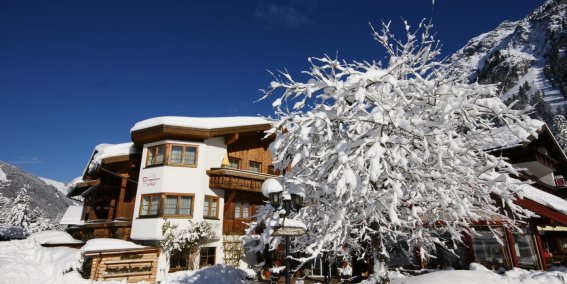 Der Birgsauer Hof im Winterkleid