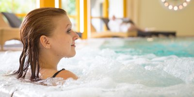 Im Hotel mit Pool Allgäu sorgt der Whirlpool für sanfte Erholung - sprudelnd warmes Wasser trifft auf Bergblick und Stille.