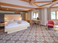 Großzügige Fenster, natürliche Materialien und absolute Ruhe – die Zimmer dieser Unterkunft Oberstdorf sind Rückzugsorte mit Ausblick.