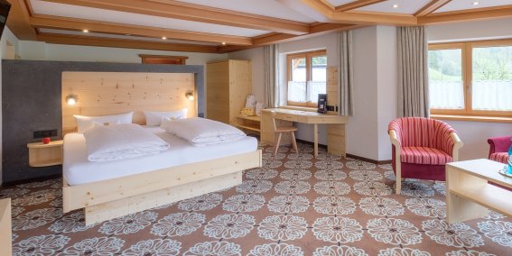 Großzügige Fenster, natürliche Materialien und absolute Ruhe – die Zimmer dieser Unterkunft Oberstdorf sind Rückzugsorte mit Ausblick.
