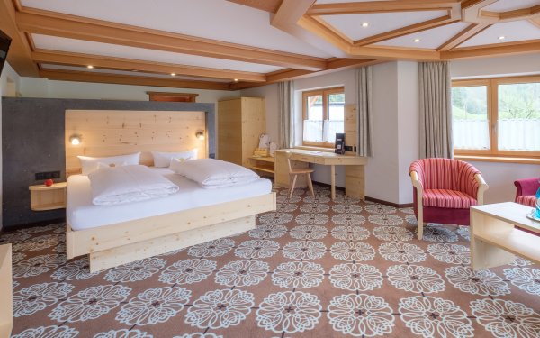 Großzügige Fenster, natürliche Materialien und absolute Ruhe – die Zimmer dieser Unterkunft Oberstdorf sind Rückzugsorte mit Ausblick.