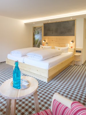 Vom Bett aus fällt der Blick direkt in die Allgäuer Bergwelt - so beginnt der Tag im Hotel Birgsau Oberstdorf.