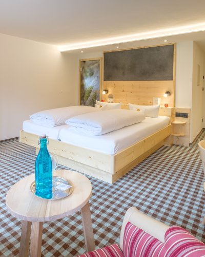 Vom Bett aus fällt der Blick direkt in die Allgäuer Bergwelt - so beginnt der Tag im Hotel Birgsau Oberstdorf.