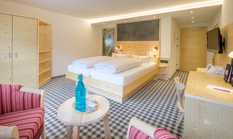 Vom Bett aus fällt der Blick direkt in die Allgäuer Bergwelt - so beginnt der Tag im Hotel Birgsau Oberstdorf.