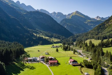 Luftaufnahme von der Birgsau im Sommer