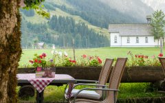Blick auf die Kapelle beim Frühstück