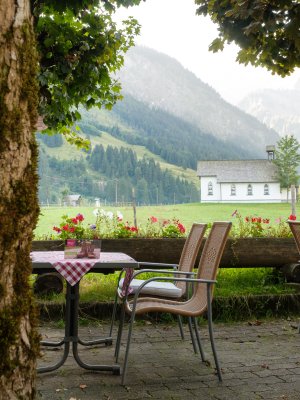 Auf der Sonnenterrasse des Hotel Birgsau genießen Sie den direkten Blick in die unberührte Landschaft des Stillachtals.