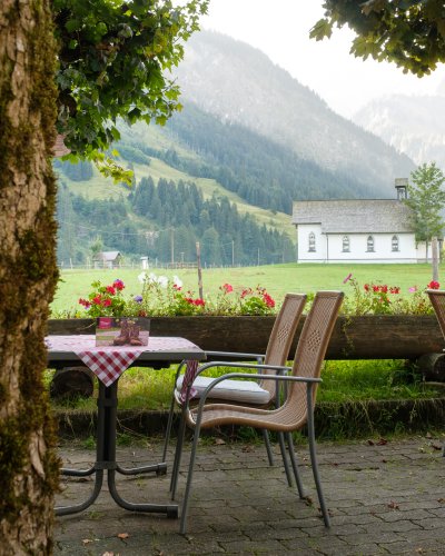 Auf der Sonnenterrasse des Hotel Birgsau genießen Sie den direkten Blick in die unberührte Landschaft des Stillachtals.
